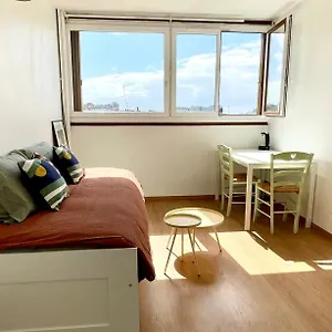 Appartement Charming Bright Sunny In Belleville, Paris